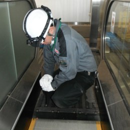 エレベーターやエスカレーターといったインフラの安全を守る仕事です。