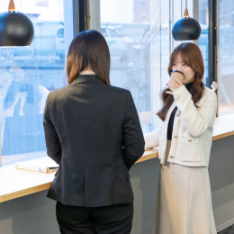 さまざまな品物に触れられるのもこの仕事ならでは。あなたの「好き」を活かせるシーンがたくさんあるはず！