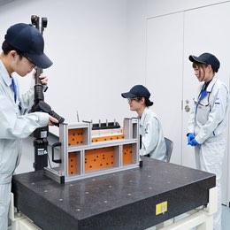 チームで連携しながら確認作業。相談しやすい雰囲気が魅力です。