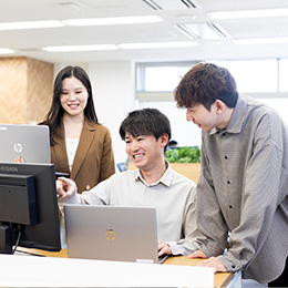 プロジェクトはチームでの参画になるので、困ったときはすぐに相談できる環境です。