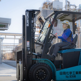 日常に欠かせない製品の製造を、原料の部分から支えています。