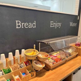 パントリーに並ぶパン、お菓子、ドリンクなどは全て無料。リラックスしながら休憩できる空間です。