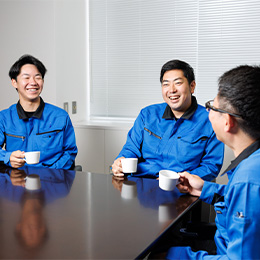 外での調査活動は一人行動が多いですが、雨の日など、社内に集まればわきあいあいと過ごしています。