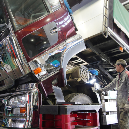 UDトラックス製の大型トラックの整備・修理などを行っています。北海道の物流を支える存在です！