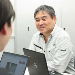 少数精鋭で社員同士はもちろん、代表とも距離が近く、相談のしやすい環境です。