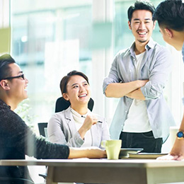 決まった期間で働くので、人間関係を維持しなければいけないというプレッシャーはほとんどありません。