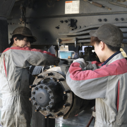 作業は3人1組のチームで行います。先輩が丁寧に教えるので、未経験の方もご安心ください！