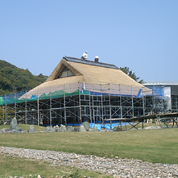 高層ビルに上ったかと思えば、歴史ある建物を訪れることも。さまざまな現場をめぐる楽しさもあります。