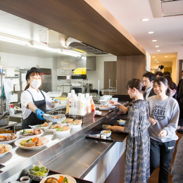 各校舎に生徒はもちろん、職員も利用できる専用食堂があり、おいしくて温かい食事を毎日楽しめます。