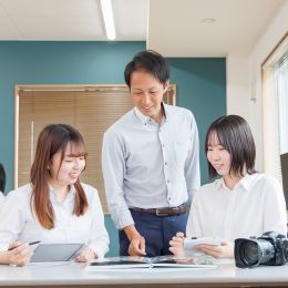お互いの経験や技術、アイデアを持ち寄り、教え合ったり議論したりしながら成長できます。
