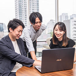 先輩のスグ近くで学べるからこそ、あなたの成長速度は段違い！入社2年で年収200万円UPする人も！