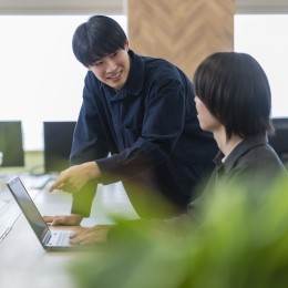 専任の教育担当によるJava研修などがあり、経験が浅い方も着実にスキルを磨いていけます。
