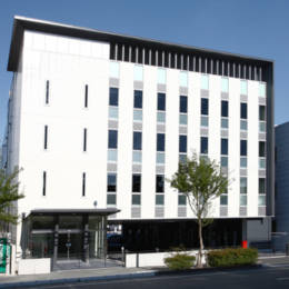 【本社ビル】本社機能、管理本部機能、業務統括部、システム管理部があります。屋上ではBBQもできます。
