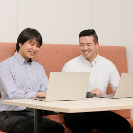 風通しが良くフラットな雰囲気。ポジション問わず社員同士の距離が近いため、情報共有しやすい環境です。