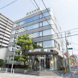地下鉄守口駅から徒歩2分、京阪守口市駅から徒歩4分の駅近くに自社ビルを構える安定企業で活躍できます。