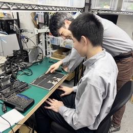 パソコンの分解方法から診断方法まで、ベテランの先輩や上司がしっかりレクチャーします！
