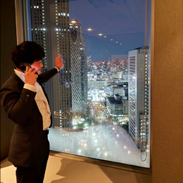 32階にあるオフィスは眺望がよく、昼間は明るく開放的な空間です。夜には美しい夜景が広がっています。
