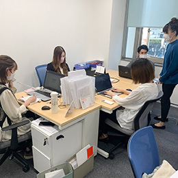 大阪のオフィスは駅チカで通勤も抜群！少数精鋭でコミュニケーションも取りやすい環境です◎