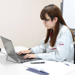 体の負荷なく働ける、清潔な作業環境。各事業所では女性エンジニアも活躍しています。