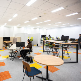 移転したばかりの神戸本社はフリーアドレス。広々として開放的な空間です！