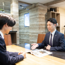 毎朝30分行われる研修では、上司や先輩から接客のケーススタディなど、実践に活かせる学びが得られます。