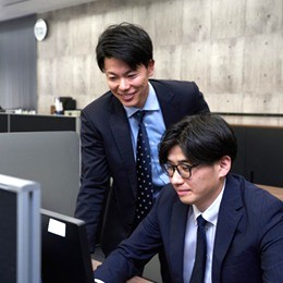 先輩社員から営業トークのコツを聞くだけではなく、充実した社内研修で商品知識を深めていくことが可能！