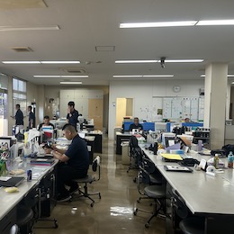 同じフロアで働くのはとても気さくな指導員の皆さんです。