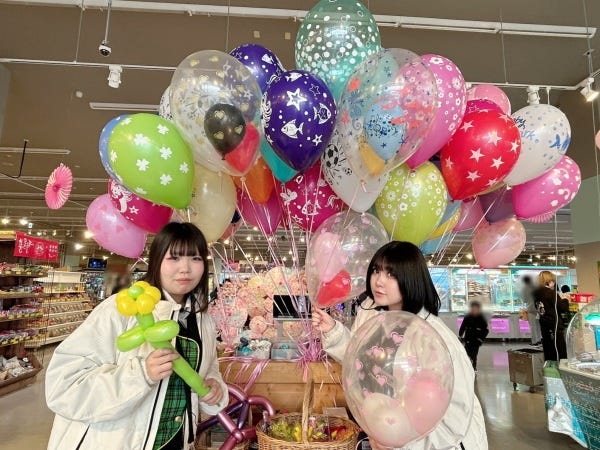 未経験でも大丈夫！困ったことがあったら、すぐに先輩スタッフがフォローしてくれます！一緒にお店を盛り上げましょう！