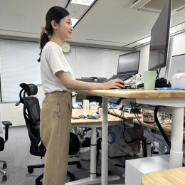 電動の昇降デスクも導入しています。デスクワークが多いので、人気の設備の一つです。