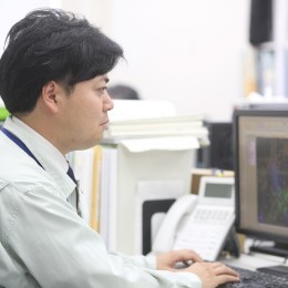 現場を見に行くこともありますが、基本的には内勤がメインになります。