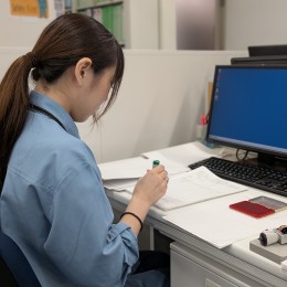 請求書など各種書類の作成やチェック、管理を担当。一つずつ正確に進めていくことが大事です。