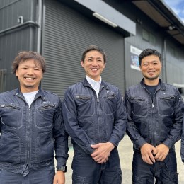 中央が代表の佐々木です。仲間と7年かけて成長してきた会社。共に次のステージへと成長していきましょう！