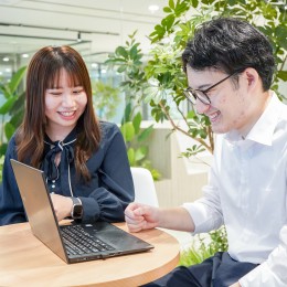 近すぎず遠すぎず、程よい距離感の社内。ストレスフリーにお仕事できます。