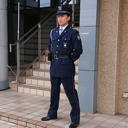 周囲に気を配り、お困りのお客様へのご案内や常連さんとの会話も楽しみながら巡回をしています。