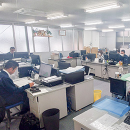 年間休日125日。残業は月平均20時間程度と少なめ。メリハリをつけてムリなく働ける環境です！