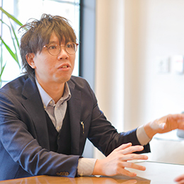 年齢層は30代～50代と幅広く、みんなでコニュミケーションを取りながら仲良く仕事を進めております。