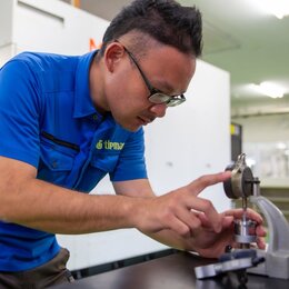 入社後は製造現場での研修も行います。自分の手で組み立てることで、製品についての理解を深められます。
