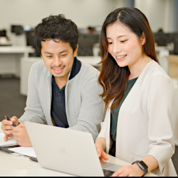 年齢が近いため話がしやすく風通しの良い職場。案件の相談やブレストもごく自然に行っています。