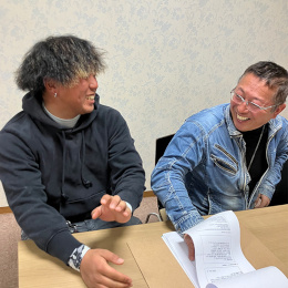 冗談を言い合って笑ったり、家族の話題で盛り上がったり。先輩・後輩の垣根なくなんでも話せる関係性です。