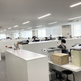 オフィスは数年前に移転したばかりで、広さや清潔感に加え、ドリンクサーバーなども充実。