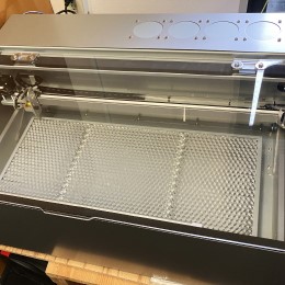 アクリル板や木材を加工してオリジナルの建材や装飾を製作しています。