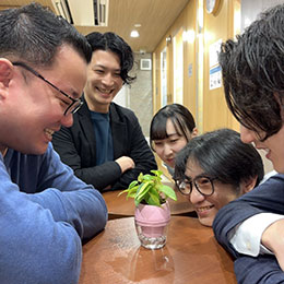 「社員一人ひとりの成長＝会社の成長」の考えのもと
社員みんながチームワークを大切に働いています。