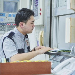 施設内での勤務のため天候や気温の影響も受けにくく、年齢を重ねても無理なく働き続けられる職場です。