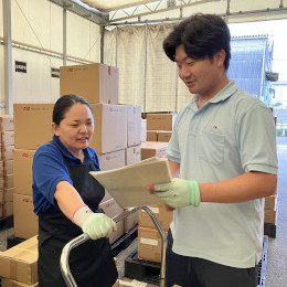 部品のピッキングの大半はパートさんが担当するため、協力しながら業務を進めます。