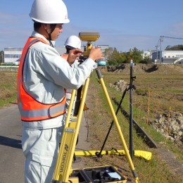 案件内容に併せて従来の方法を用いた測量も行っています。