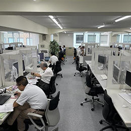 社内は、様々な専門分野を受け持つ仲間たちの集まりです。