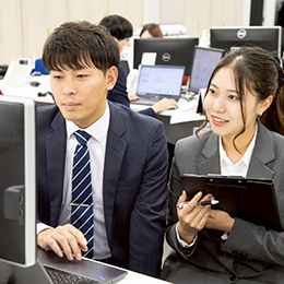 担当業務を持ちながらも協力し合うチーム感のある職場です。