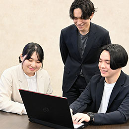 活躍中の先輩方も、未経験からのスタートはなんと9割以上！入所時点で法律に関して知識ゼロ。前職も様々！