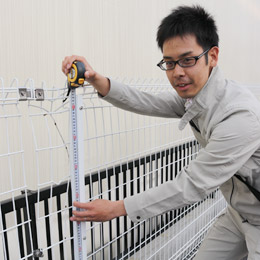 壊れたフェンスの状況をしっかり計測！状況証拠となる写真撮影（デジカメ）や聴き取りも行います。