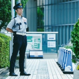 ショッピングセンターや学校、工場など、幅広い現場の警備に携われます。